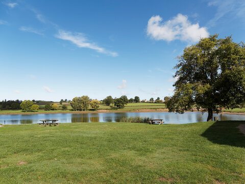 Lac de Lapeyrouse en Auvergne sur le plateau verdoyant des Combrailles dans le Puy-de-D&ocirc;me &agrave; la limite du Bourbonnais dans l'Allier 