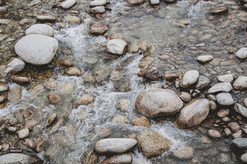 Rocas y agua en el rio colores 