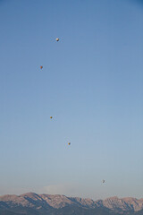 Cielo azul, montañas y globos de aire colores 