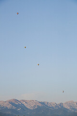 Cielo azul, montañas y globos de aire colores 