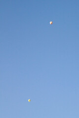 Cielo azul, montañas y globos de aire colores 