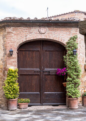 Fototapeta na wymiar TUSCANY-MAY 30:an old wooden door in Pienza,Tuscany,on May 30,2018.