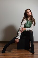 Junge hübsche Frau mit grünem Mini Kleid