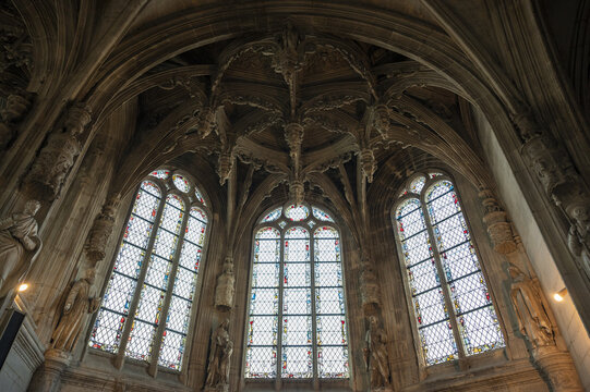 Un toit et des vitraux d'une chapelle &agrave; l'int&eacute;rieur de l'&eacute;glise Saint-Pierre de Caen.
