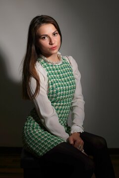 Junge hübsche Frau mit grünem Mini Kleid