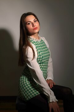 Junge hübsche Frau mit grünem Mini Kleid