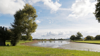 Vue panoramique du lac de Lapeyrouse sur un plateau verdoyant des combrailles en Auvergne
