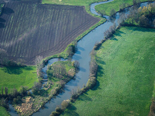 vue aérienne d'une rivière à Hécourt dans l'Eure en France