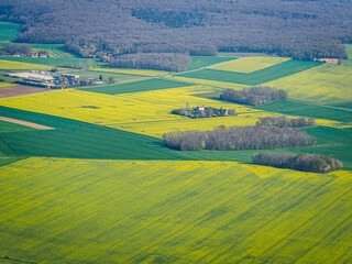 vue aérienne de champs de colza à Neauphlette dans les Yvelines en France