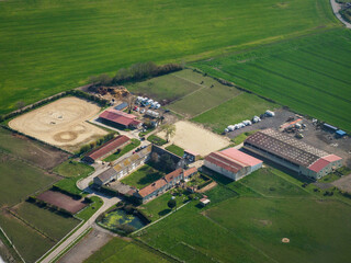 vue aérienne d'une ferme à Flacourt dans les Yvelines en France
