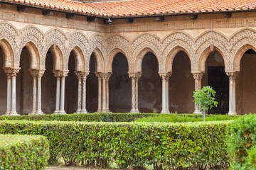 Fototapeta premium Kreuzgang der Kathedrale Santa Maria Nuova, Monreale, Sizilien