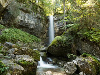 Wanderung mit leichter Steigung zum Sibli-Wasserfall. Versteckt im Wald, die Gottesmutter Maria auf...