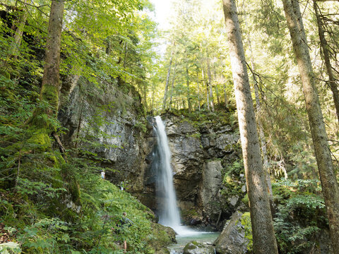 Wanderung von Enterrottach durch den Oberbayerischer Wald zum Sibli Winterh&uuml;tte Vereinsheim des Rodelclubs Rottach-Egern vor Sibli-Wasserfall