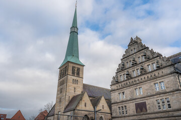 Fototapeta premium Market Church St Nicolai and Hochzeitshaus - Hamelin, Lower Saxony, Germany