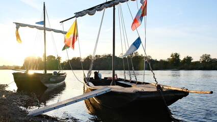 bateau pres au départ en bord de loire
