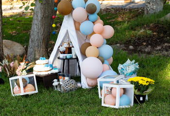 babyshower ballons and cubes on the grass picnic boho style