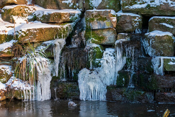 Kleiner Wasserfall, eingefroren mit bizarren Eis Gebilden