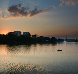Naklejka premium Karaweik Lake