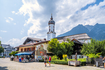 Brunnen und Pfarrkirche Sankt Martin, Marienplatz, Garmisch-Partenkirchen, Bayern, Deutschland 