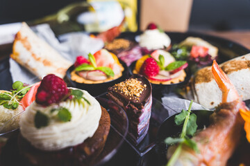 Jedzenie w restauracji - świętowanie. 