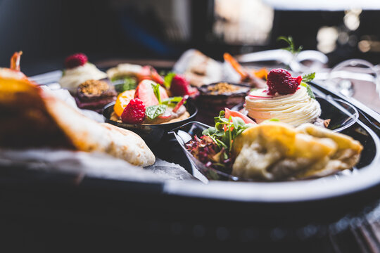 Jedzenie w restauracji - świętowanie. 