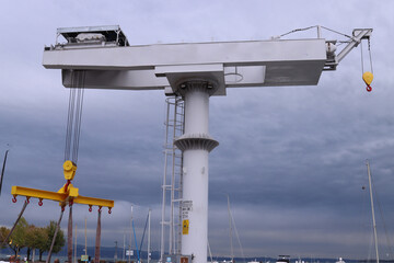 gru a bandiera marina per alaggio barche a rotazione manuale e elettrica