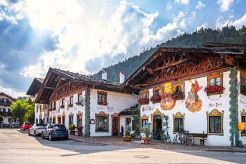 Historischer Dorfplatz mit Bauernhäuser und der bekannten Lüftmalerie, Wallgau, Bayern, Deutschland 