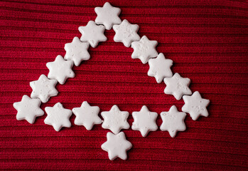 Hexagonal star-shaped cookies are on display in the shape of a Christmas tree