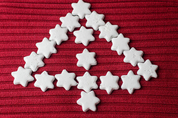 Hexagonal star-shaped cookies are on display in the shape of a Christmas tree