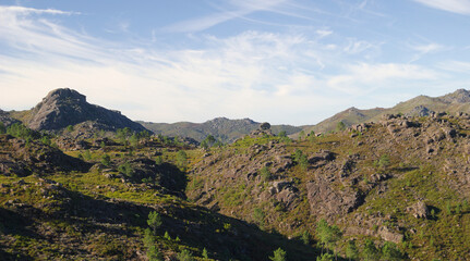 Fototapeta na wymiar Paisagem de montanha com rochas - serra - paisagem de serra - montanhismo, céu azul - Gerês, Portugal - rocha redonda no horizonte