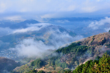 Fototapeta na wymiar 丹沢の大野山からの展望　雲湧く山稜
