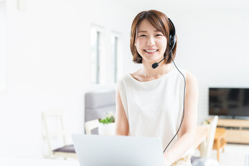 Naklejka premium 若い女性 パソコン 通信学習