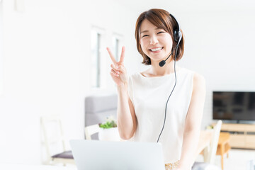 若い女性　パソコン　通信学習