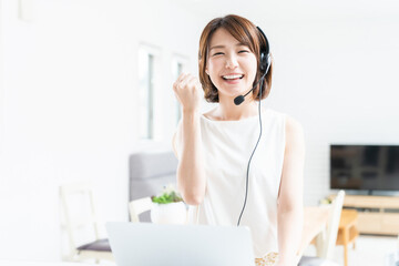 若い女性　パソコン　通信学習
