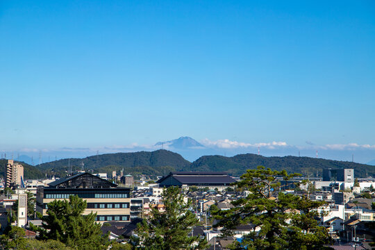 松江市の街並みから覗く鳥取の大山