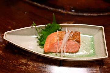 寿司屋のサーモン焼き魚