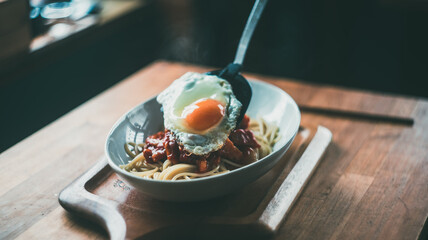 スパゲッティに目玉焼きを乗せる
