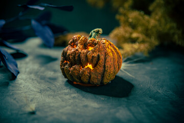 Calabaza Jack o´Lantern de papel maché decoración halloween tierno misterioso  dulce o truco fiesta celebraciones octubre otoño - obrazy, fototapety, plakaty