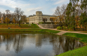 Naklejka premium Park in Gatchina overlooking the Great Palace.