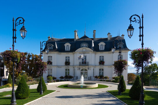 Vue ext&eacute;rieure de l'h&ocirc;tel de ville d'Athis-Mons, commune fran&ccedil;aise de la banlieue sud de Paris situ&eacute;e dans le d&eacute;partement de l'Essonne, en r&eacute;gion &Icirc;le-de-France