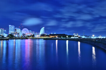 Naklejka premium 日本 横浜市に有る象の鼻堤防とみなとみらいの夜景