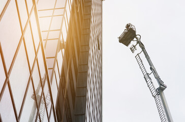 The car lifter of the rescue service raised the lift to rescue people from a high-rise building.