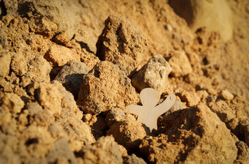 Rockfall. A man in an emergency in the mountains asks for help.