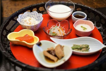 旅館の豪華な小鉢たち