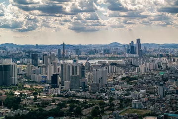 Afwasbaar fotobehang Het uitzicht op de stad overdag van Seoul, Zuid-Korea, gefilmd vanuit een hoge hoek. © J. studio