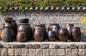 Obraz premium Crock placed on the fence of a traditional hanok in Seoul, South Korea.