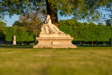 Fototapeta na wymiar Women figure sculpture in a garden in Paris, France