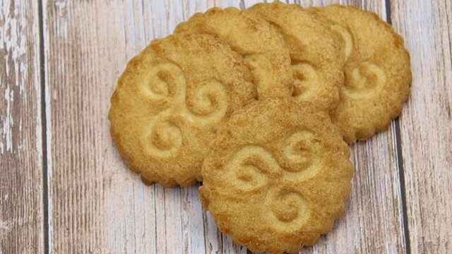 biscuits bretons sur une table en bois