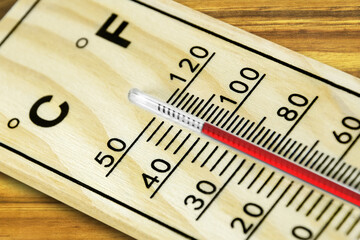 Thermometer Temperatur 40 Grad Celsius auf Holz