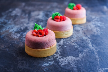 Raspberry tart with sponge cake, fruit sorbet and fresh raspberry © Antonio & photos
